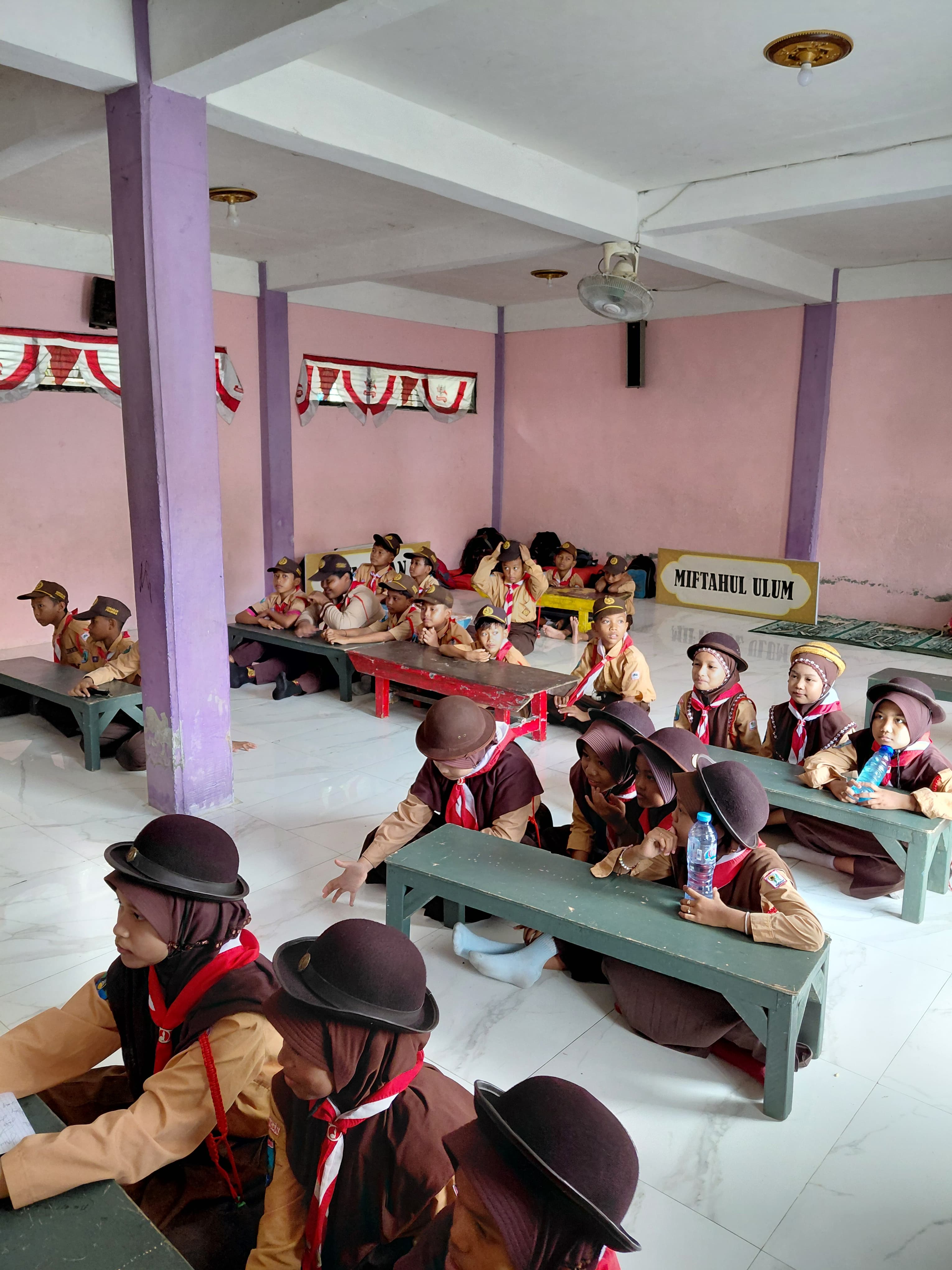 Pelantikan Penggalang Ramu MI Miftahul Ulum Timbuan, Wujud Pembentukan Karakter Disiplin dan Mandiri