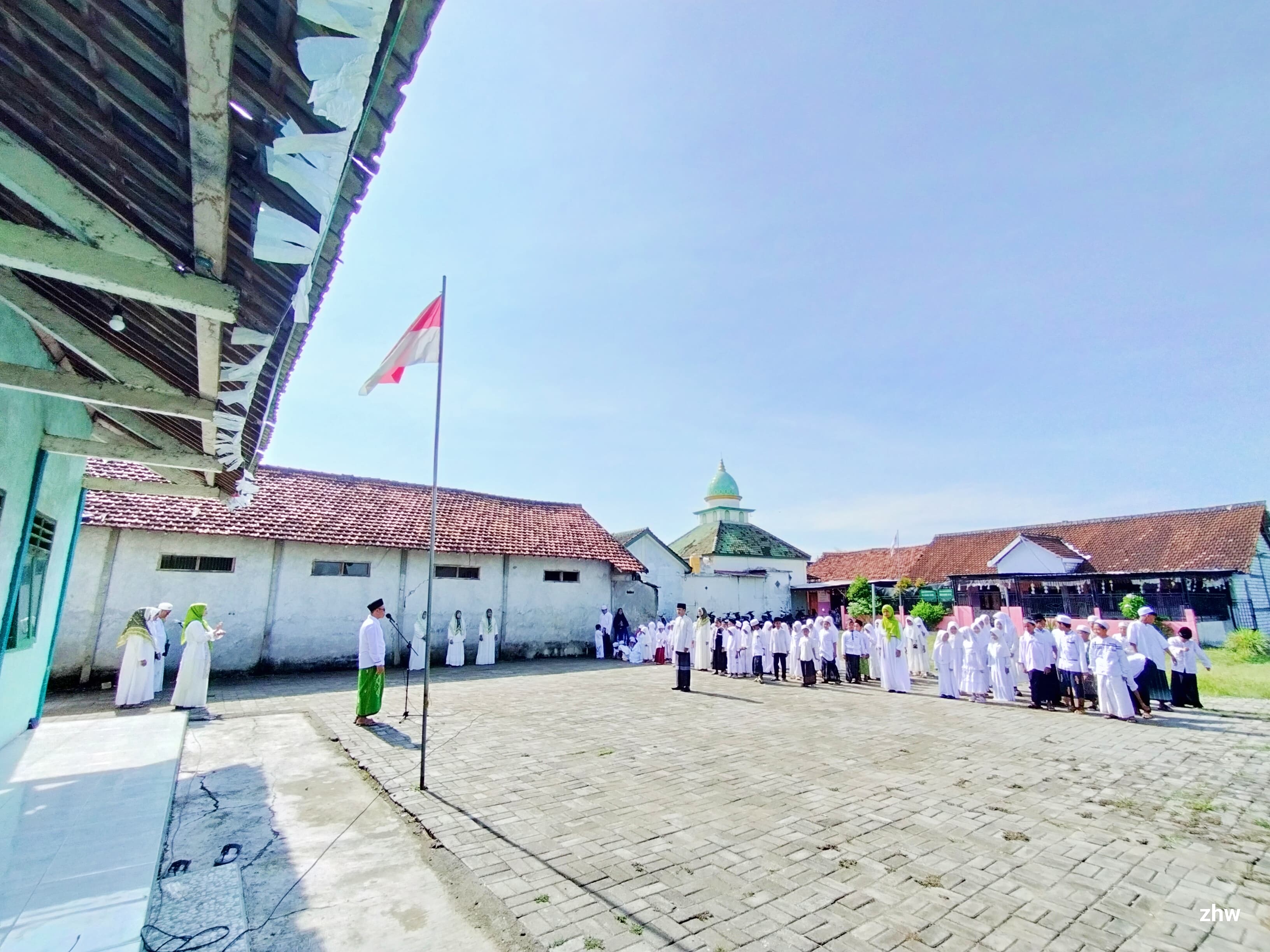 Suasana Apel Hari Santri Lembaga Pendidikan Bahrul Ulum