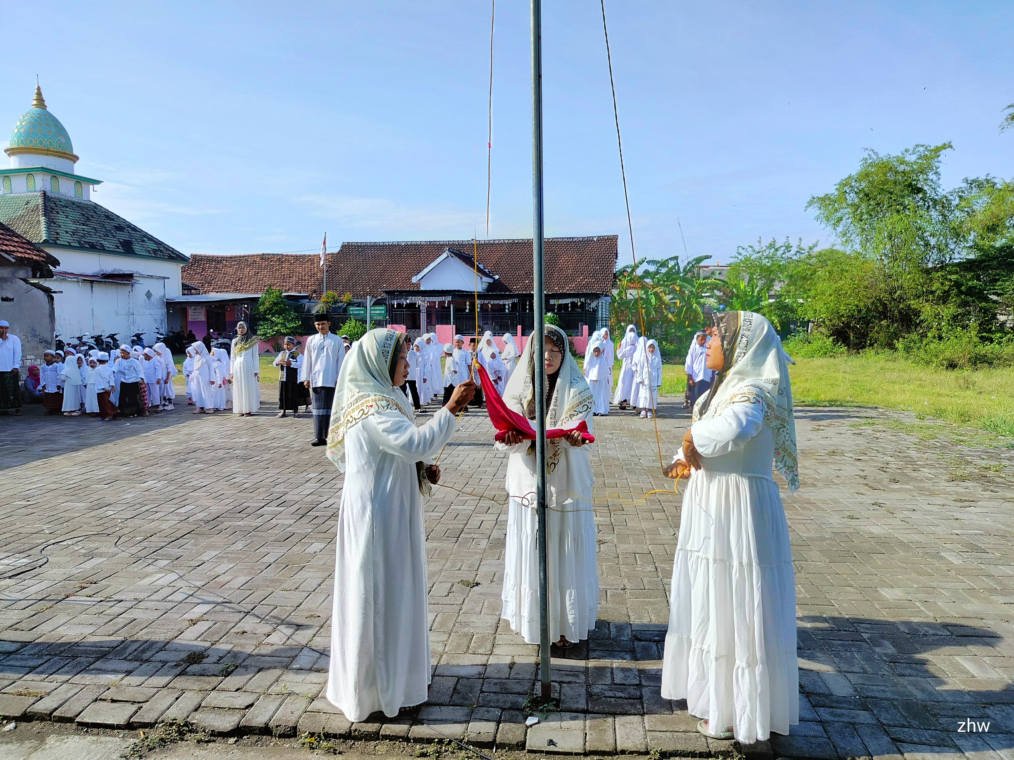 Bapak Ibu guru bertugas sebagai petugas upacara